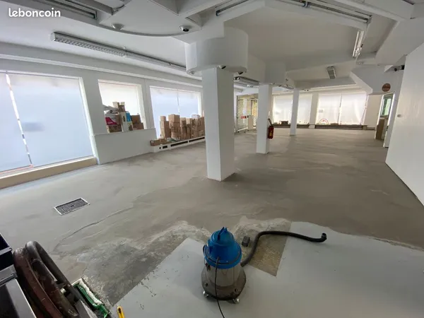 Immeuble commercial + 2 appartements