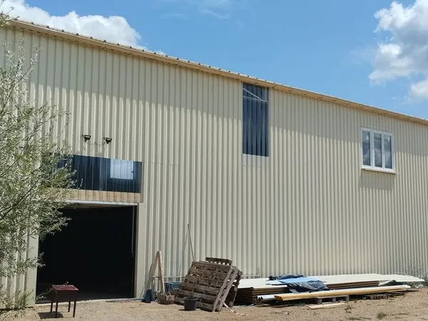 Hangar sur terrain agricole, ferme biologique clé en main