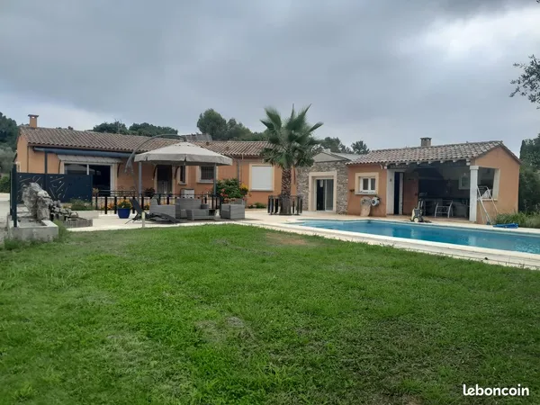 Villa passive 165m² + Hangar 300m²+ garage 140 m²+ pièce de 52 m²