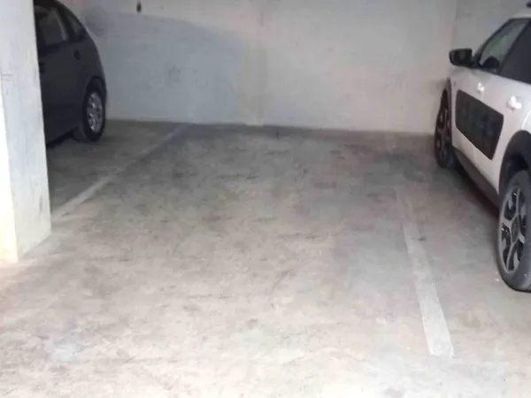 Place de parking en bordure des quartiers Lepic / Figuerolles, dans résidence récente sécurisée à Mo