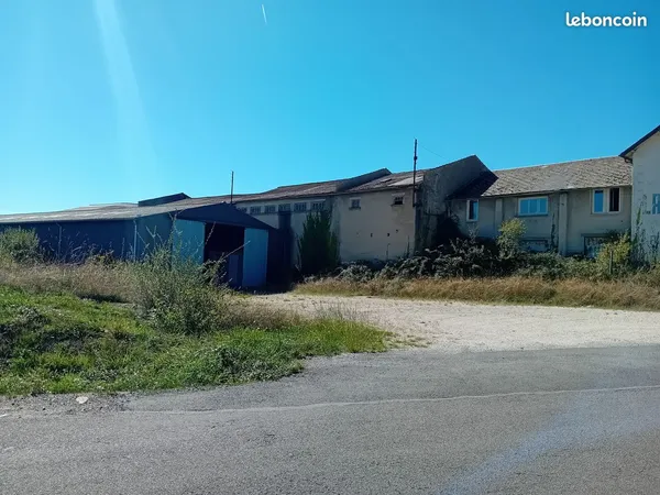 Vend Ensemble de 2922 M² avec partie industriel servant de stockage plus habitation sur terrain de 7