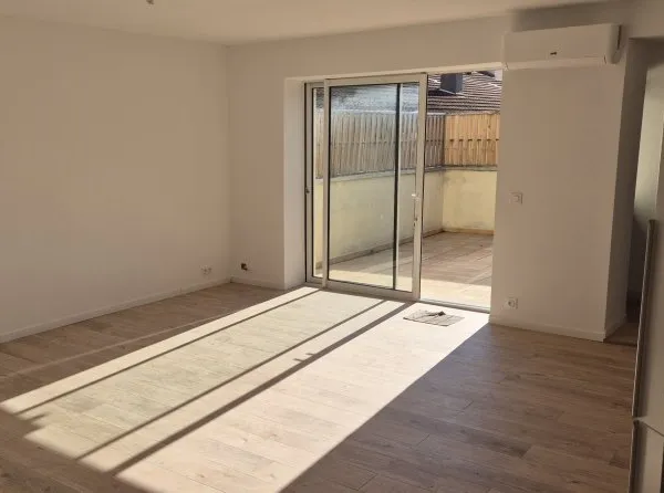 Vends appartement 90m² NEUF 3 chambres terrasse 20m² balcon cave 18m² dans immeuble ancien