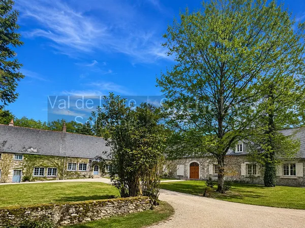 Propriété de trois maisons sur 5,1 hectares aux portes de Tours