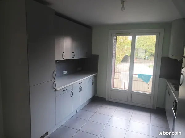 Appartement rénové avec belle pièce de vie et cuisine équipée