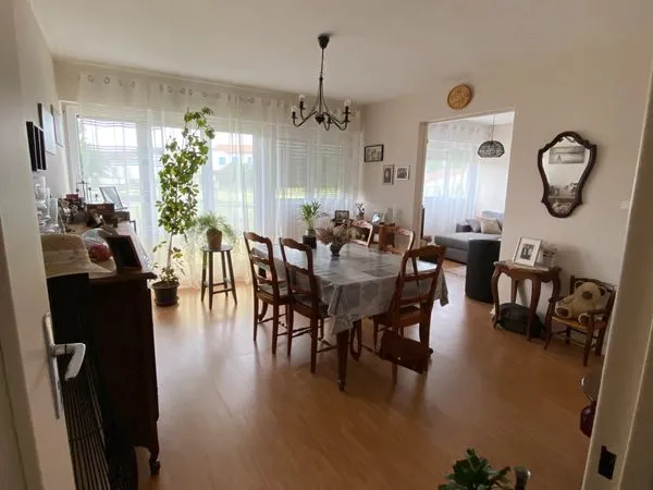 À louer — Appartement T4 lumineux de 79 m² rez de chaussée , cave et parking — Cognac 735.00E