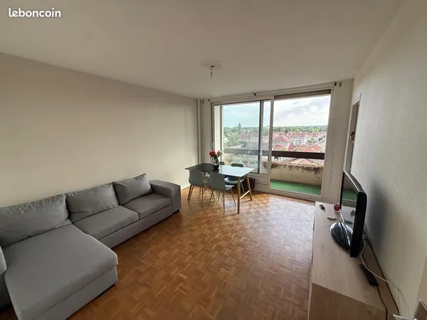 Appartement avec balcon, vue dégagée, garage et cave
