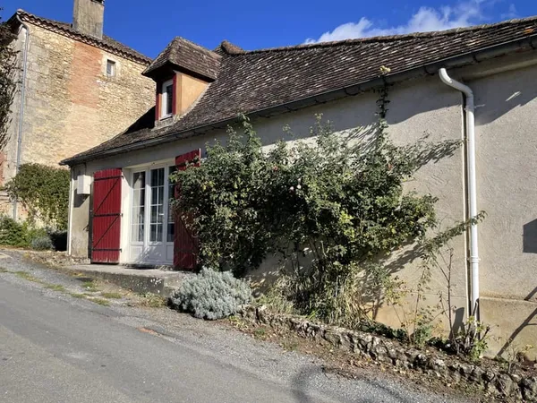 MAISON DE VILLAGE AVEC GRAND GARAGE ET TERRASSE. LE CHARME D'UNE MAISON DE VILLAGE FONCTIONNELLE, DU