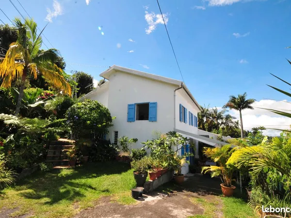 Suberbes murs végétaux , végétation tropicale, jardin ,avec 2 logements indépendants et jardins reli