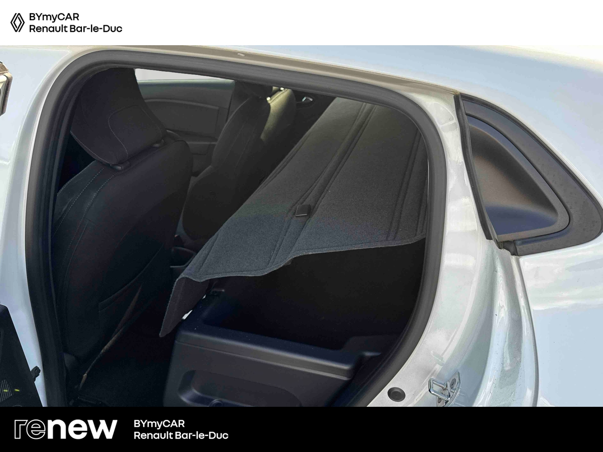 Renault Clio E-Tech 140 - 21 — photo 12
