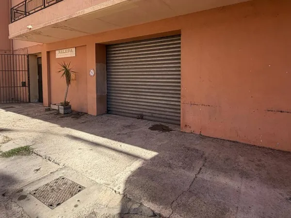Local commercial 2 pièces 205 m²