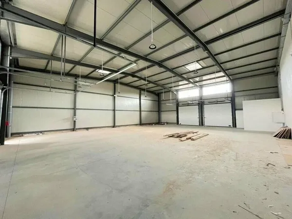 Entrepôt 700 m²