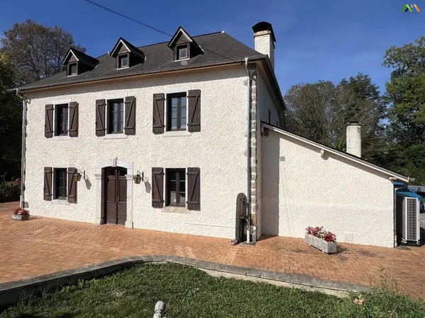 Propriete de caractere avec piscine et vues des montagnes a 20