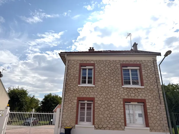 Maison de village traditionnelle avec rivière au bout du terrain