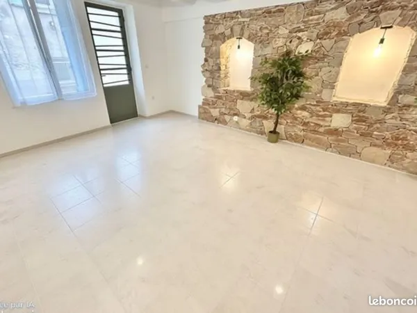 Murs polyvalents (commerce/logement) climatisés - Bandol hyper centre