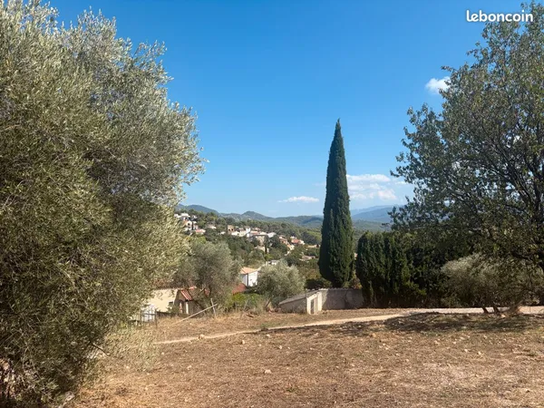 Terrain à bâtir de 711m² à Peypin