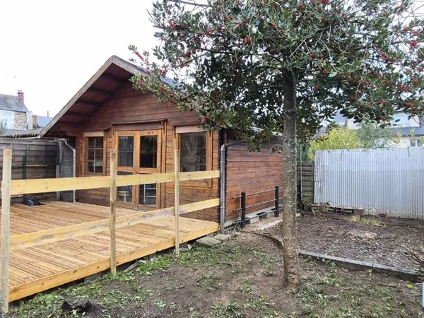 Appartement petite maison meublé grande terrasse et jardinet