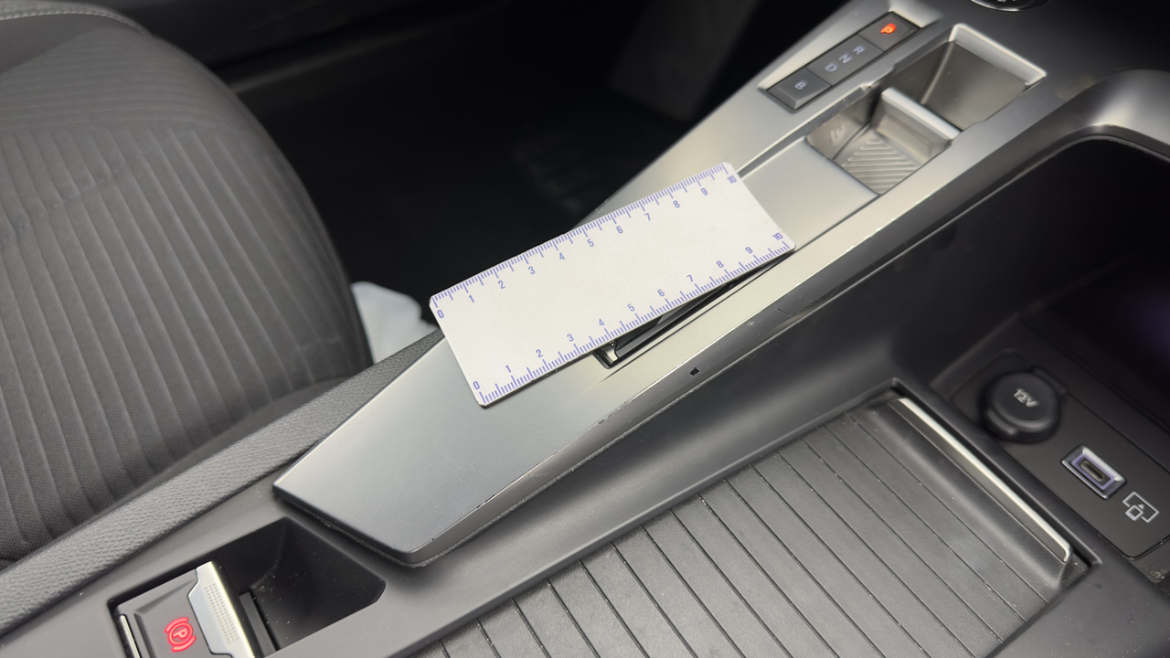 Peugeot 308 SW PHEV 180 e-EAT8 — photo 37
