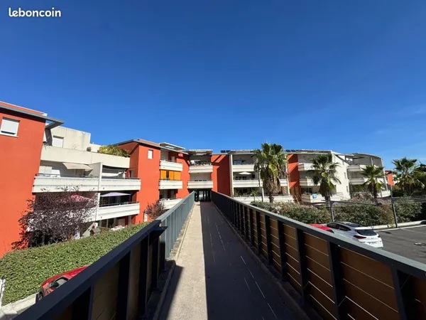 Studio équipée, avec terrasse et place de parking