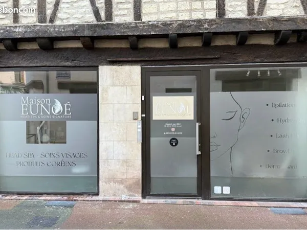 À LOUER - LOCAL COMMERCIAL 44 m² - CENTRE-VILLE DE CHÂTELLERAULT - BEL IMMEUBLE DE CARACTÈRE