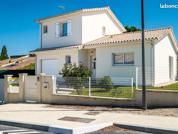 Profitez du calme et du confort d'une maison récente dans un esprit campagne, idéalement située au c