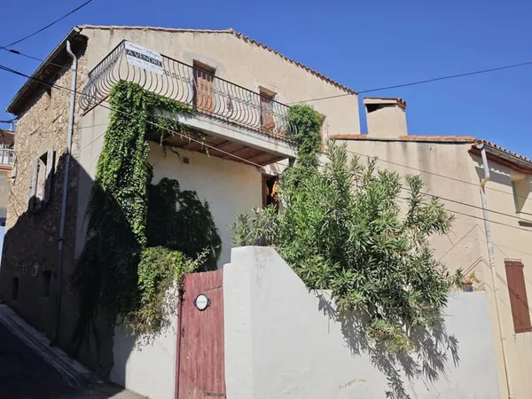 Paziols: Maison en pierres avec 2 annexes