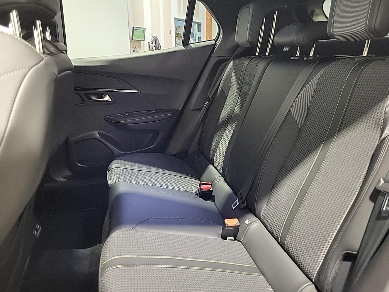 Peugeot 2008 puretech 130 s&s eat8 gt — photo 13