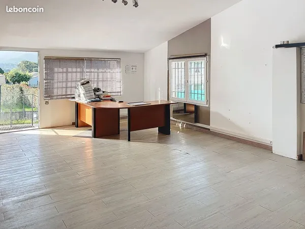 À LOUER - ENTREPÔT DE 500 m² AVEC BUREAUX ET PARKINGS - PEYRUIS