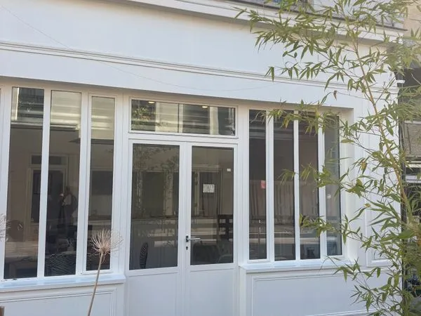 Postes de travail à louer dans bureau sur rue, Paris 20e