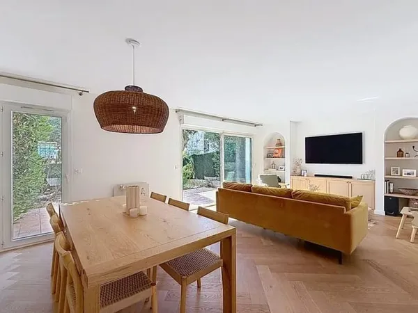 Villa mitoyenne rénovée de 100 m² — Petit domaine sécurisé