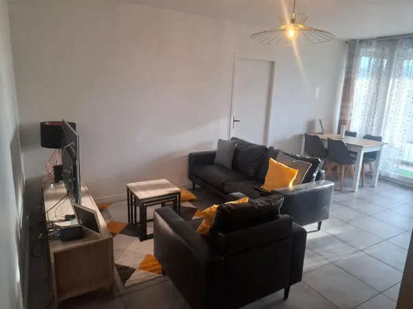 chambre fille disponible dans colocation à bron