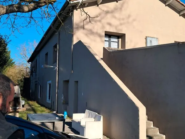 Grand bâtiment avec abitations