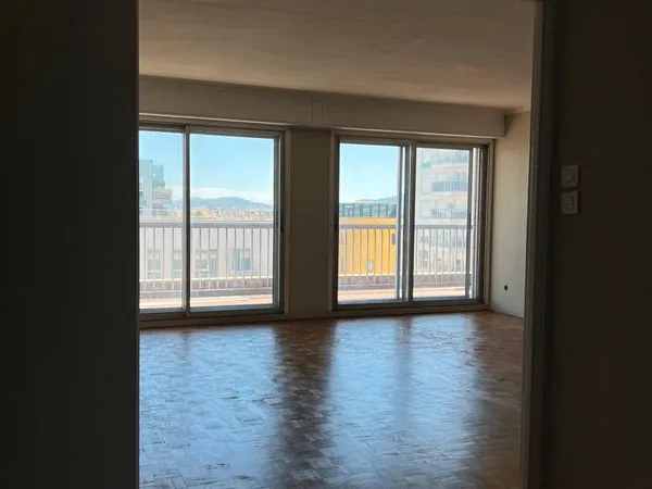 Appartement T4 - traversant de 93 m² avec balcon au coeur de Marseille 1er