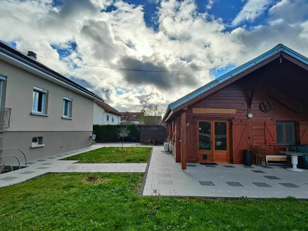 Une maison d'habitation (90 m² sur sous-sol) + un chalet habitable (de 51 m²)