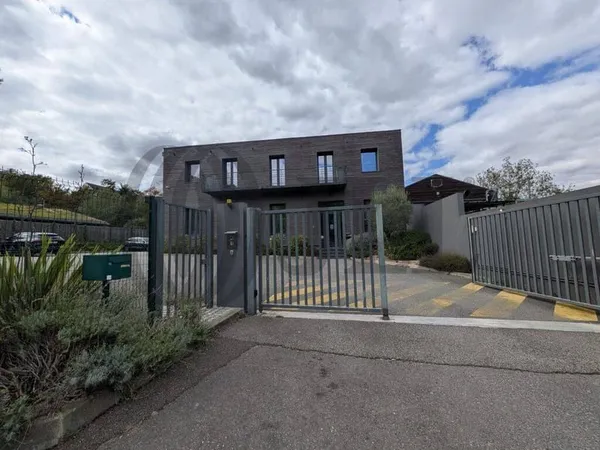 Local d'activité 601 m²