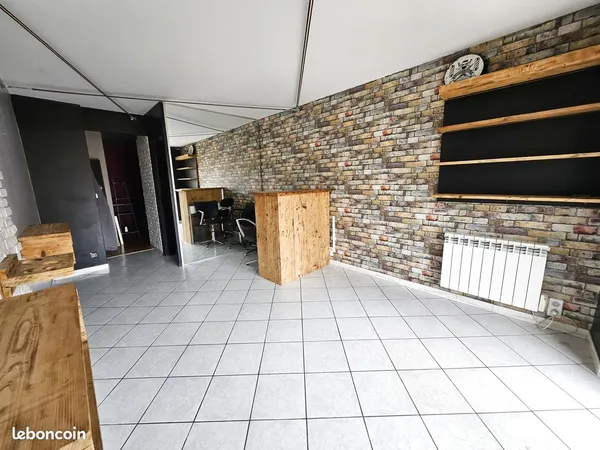 À LOUER - LOCAL COMMERCIAL DE 30 m² - EMPLACEMENT PRIVILÉGIÉ - PLACE PAUL MORAND - LE PÉAGE-DE-ROUSS