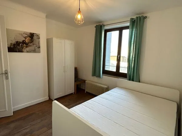 Chambre avec salle de bains privative et WC dans colocation