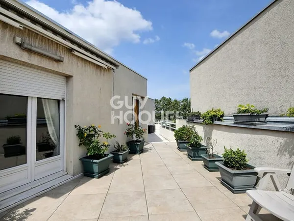 (Visite virtuelle) A vendre, T4/T5 de 114 m² en dernier étage avec terrasse plein ciel de 35 m² et 2