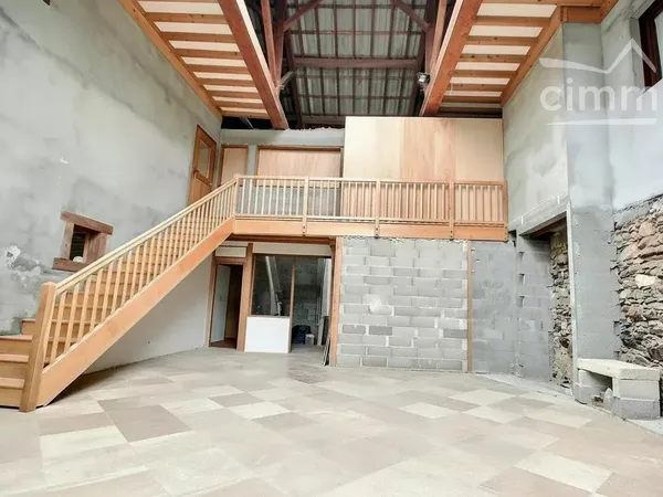 Maison de village avec garage et piscine.
