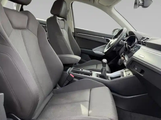 Audi Q3 35 tfsi 150 ch — photo 11