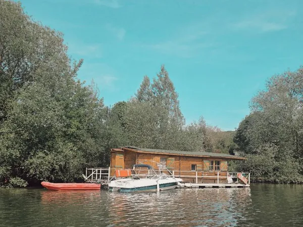 Maison flottante bois