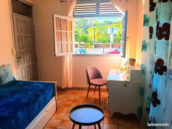 Studio bas de villa proche leclerc bas du fort