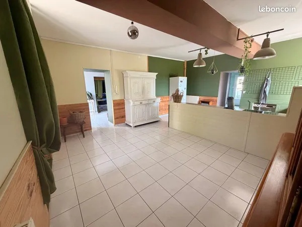 Grande maison en pierres à saisir