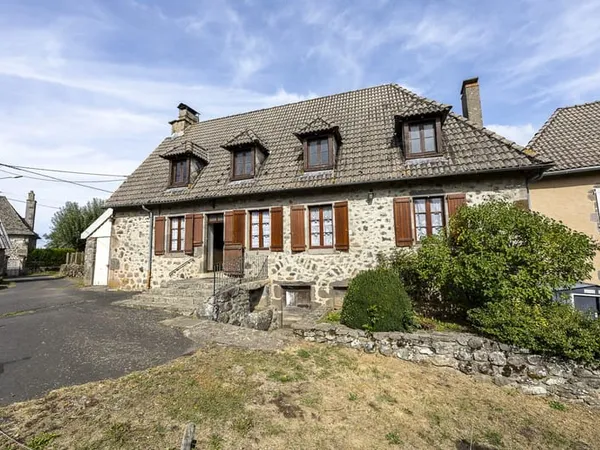 Maison ancienne en pierre de 105 m² avec garage et four à pain