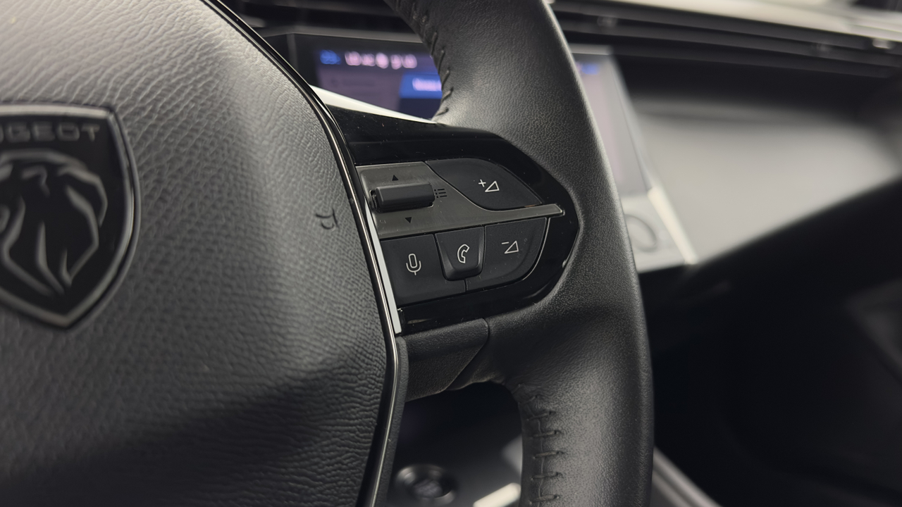 Peugeot 308 SW PHEV 180 e-EAT8 — photo 17