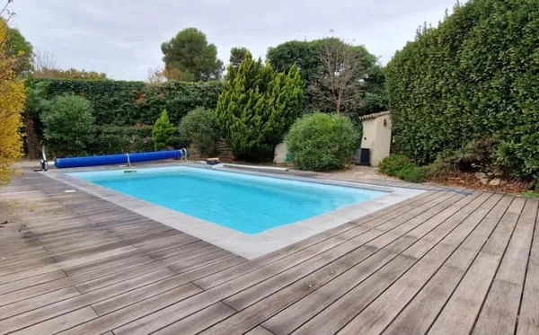 Maison de plain-pied 110 m2 sur terrain arboré de 1 100 m2 avec piscine chauffée