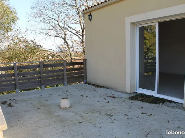 Location 50m2 avec terrasse et parking
