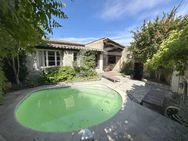 Maison en pierre avec jardinet région Nyons