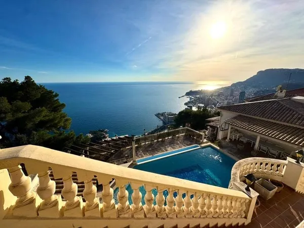 Propriété Provençale Magnifique avec Vues Panoramiques sur la Mer près de Monaco