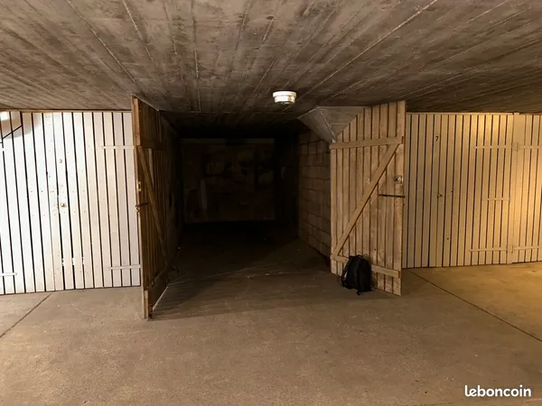 Grand box 15m2, sous sol, accès bip, sécurisé
