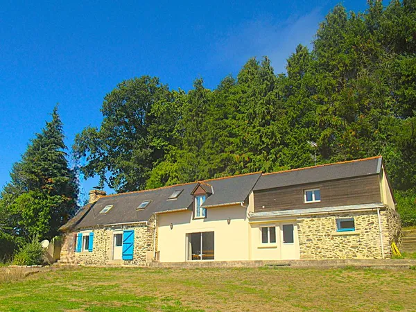 Maison isolée en forêt